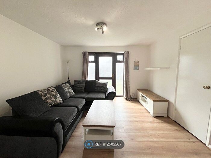 1 Bedroom Flat To Rent In Latimer Court, Waltham Cross, EN8