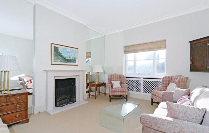 2 Bedroom Flat To Rent In Grove End Road, St John's Wood, London, NW8