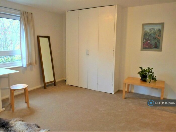 Studio To Rent In Westcott Road, London, SE17