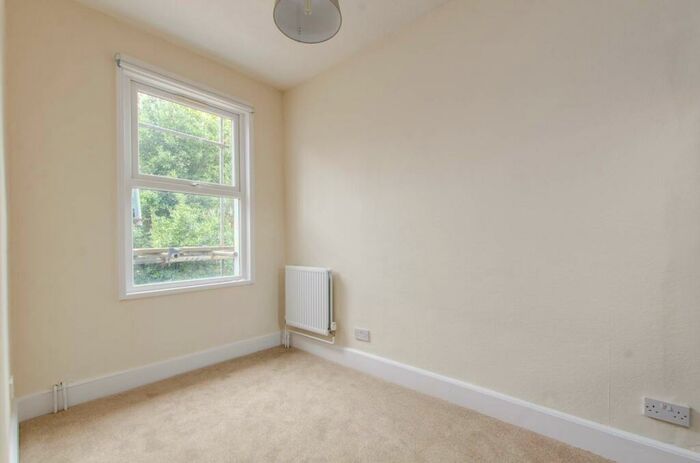 2 Bedroom Flat To Rent In Herne Hill Road, Herne Hill, London, SE24