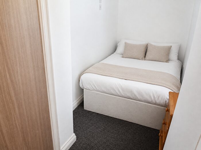 Studio To Rent In Whitefield Tce, Flat, PL4