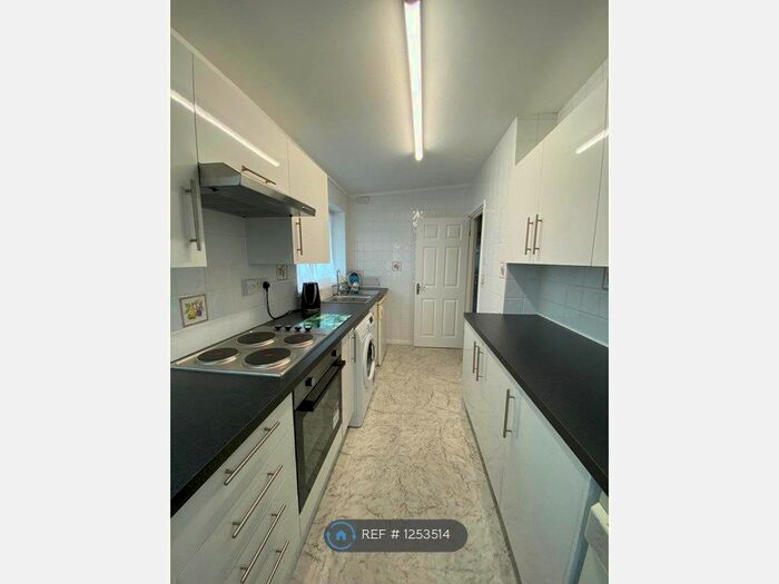 3 Bedroom Flat To Rent In Burden Way, Guildford GU2