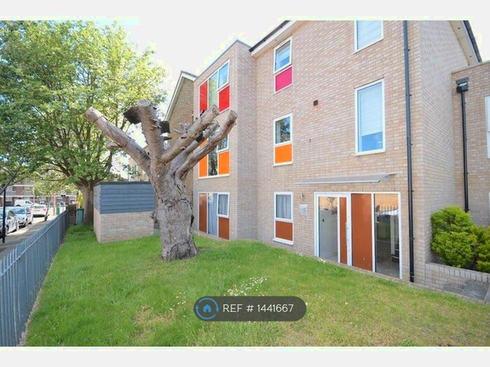 2 Bedroom Flat To Rent In Rennets Wood House, London, SE9