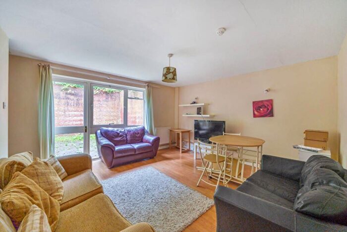 4 Bedroom End Of Terrace House For Sale In Guildford Park Avenue, Guildford, GU2