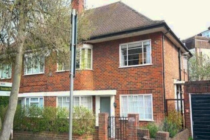 2 Bedroom Flat To Rent In Grove Crescent, Kingston Upon Thames, KT1