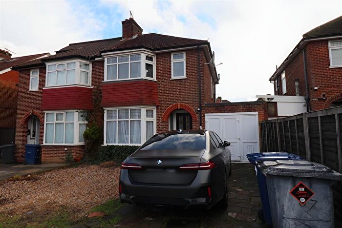 3 Bedroom Property To Rent In Pennine Drive, London, NW2