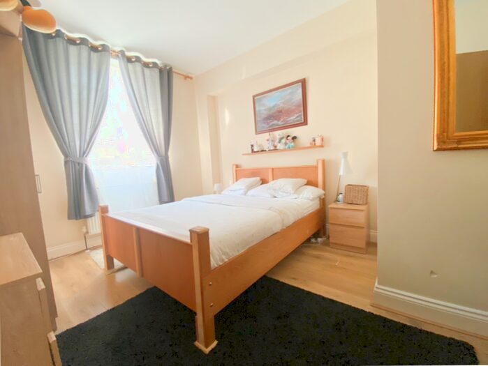 3 Bedroom Flat To Rent In High Street, London, SE25