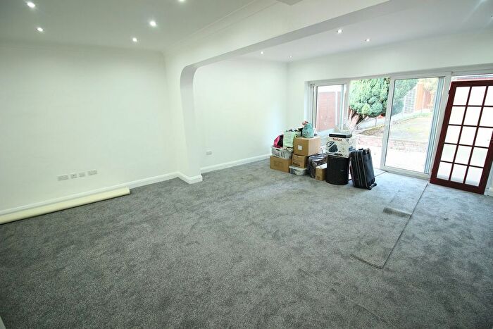 5 Bedroom Semi-Detached House To Rent In The Vale, Hounslow, TW5