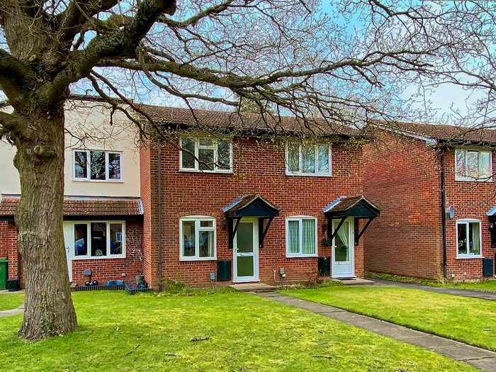 1 Bedroom Terraced House To Rent In Kingfisher Close, Farnborough, GU14