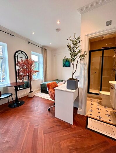 Studio To Rent In Drapers Road, Canary Wharf, E15