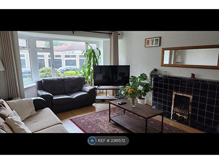 3 Bedroom Flat To Rent In Dorchester Place, Glasgow, G12