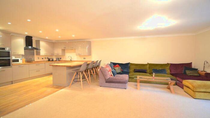 2 Bedroom Flat To Rent In Cedar House, SL6