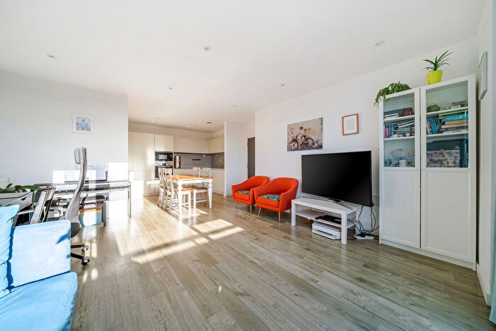 3 Bedroom Flat For Sale In Woods Road, London, SE15