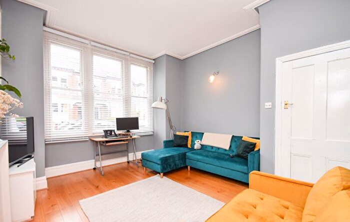 1 Bedroom Flat To Rent In Hazelbourne Road, London, SW12