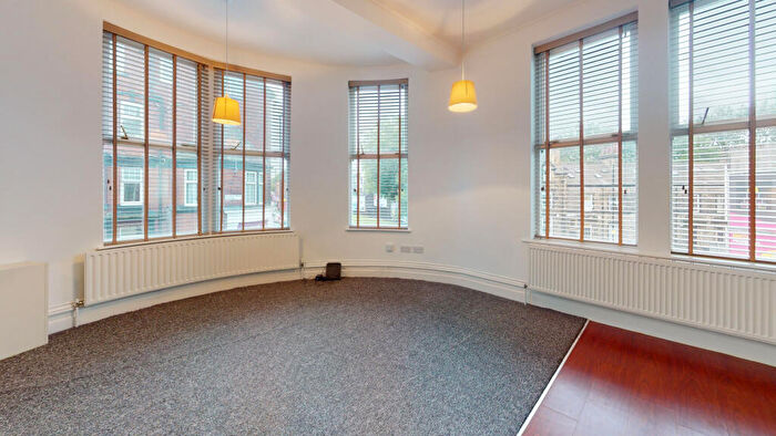 2 Bedroom Flat To Rent In Regent Park Avenue, Leeds, LS6