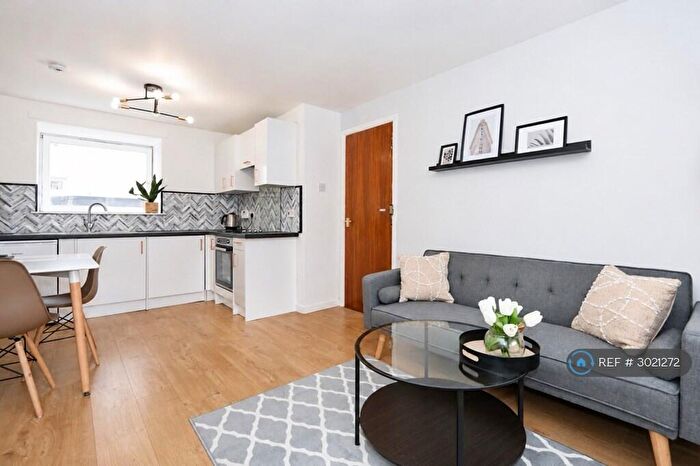 2 Bedroom Flat To Rent In Minerva Court, Glasgow, G3