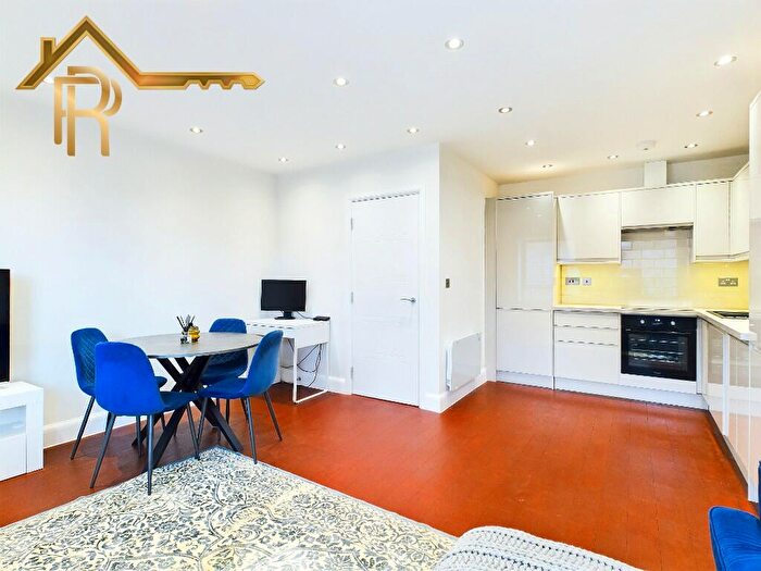 2 Bedroom Flat For Sale In High Street, Brentwood, Essex, CM14