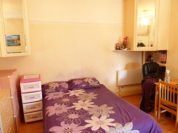 Studio To Rent In London, NW11