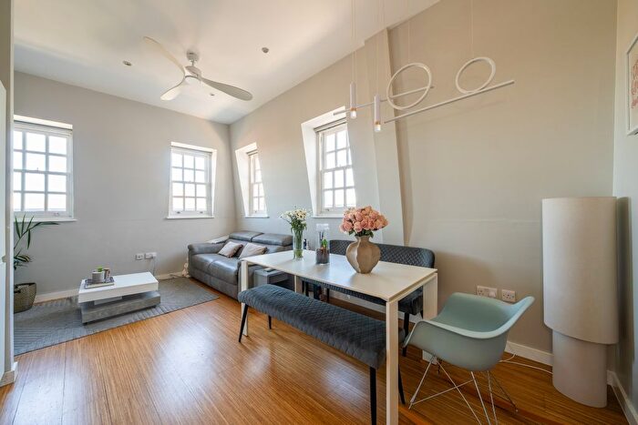 2 Bedroom Flat To Rent In Wingate Square, SW4