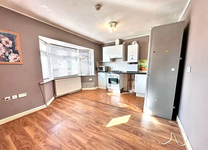 2 Bedroom Flat To Rent In Hanworth Road, Hounslow, TW4