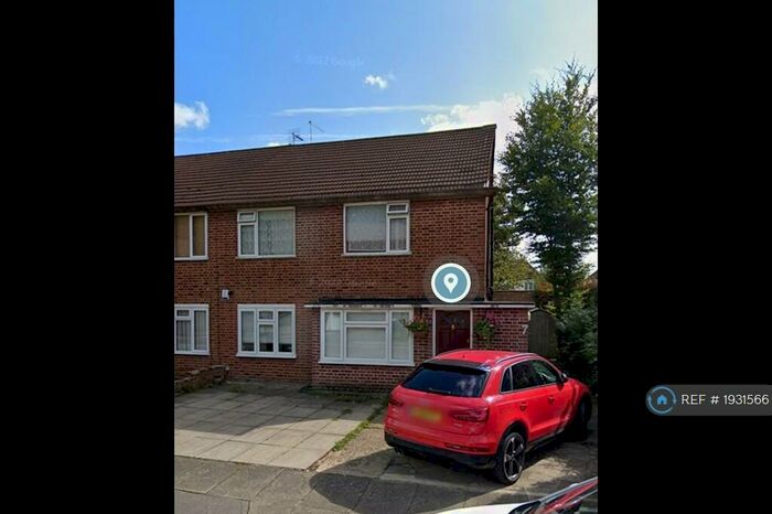 2 Bedroom Maisonette To Rent In Mount Close, Cockfosters, Barnet, EN4