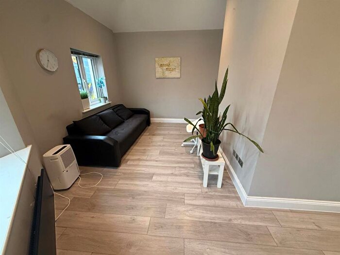 1 Bedroom Flat To Rent In Vicarage Road, Watford, WD18