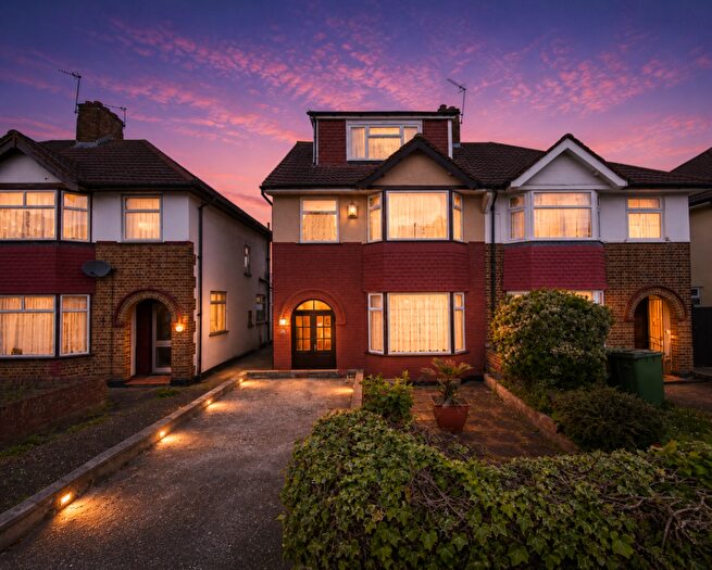 5 Bedroom Semi-Detached House For Sale In Rochester Way, Eltham, London, SE9