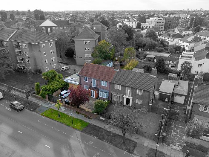 4 Bedroom Semi-Detached House For Sale In Kings Avenue, London, SW12