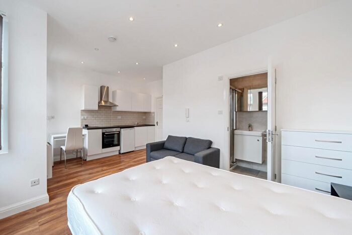 Flat To Rent In Larch Road London, NW2