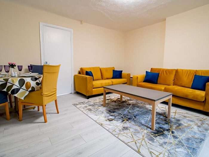 3 Bedroom Flat To Rent In Blakelaw Ward, NE5