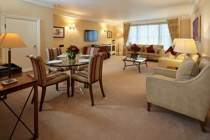 2 Bedroom Flat To Rent In Hyde Park Gate, London, SW7