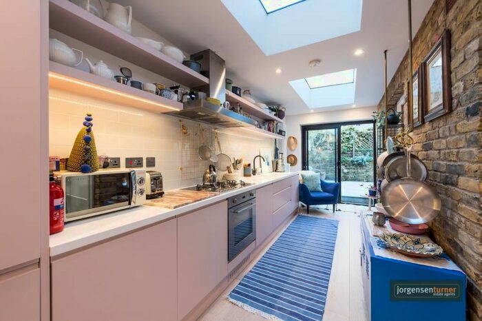 1 Bedroom Flat To Rent In Coningham Road, Shepherds Bush, London, W12