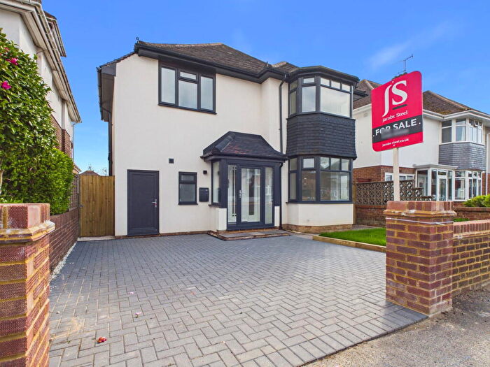3 Bedroom Detached House For Sale In George V Avenue, Worthing, BN11
