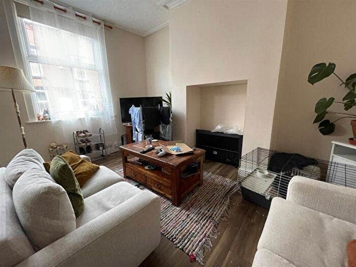 2 Bedroom Terraced House To Rent In Highbury Lane, Meanwood, Leeds, LS6