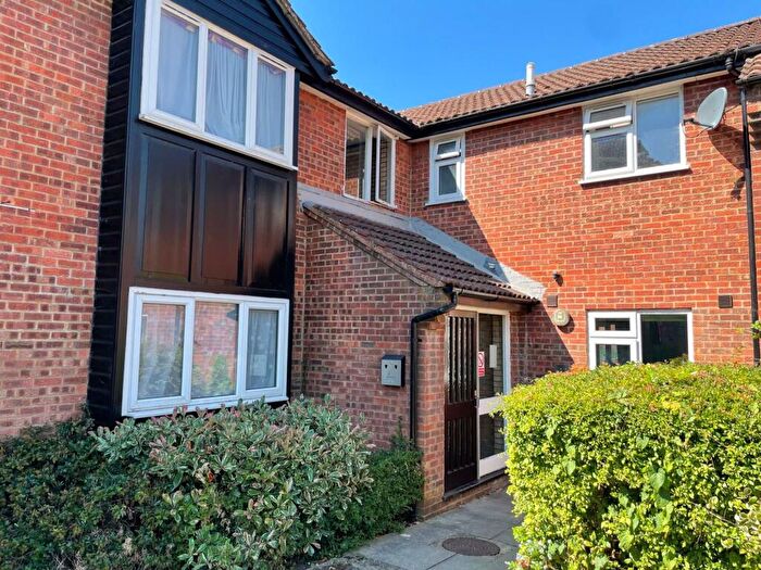 1 Bedroom Flat To Rent In Springwood Crescent, Edgware, HA8