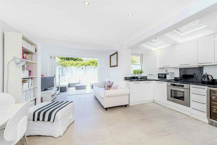 2 Bedroom Flat To Rent In Furness Road, Fulham, SW6