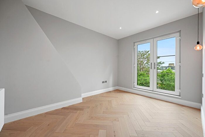 2 Bedroom Flat For Sale In Lynton Road, Acton, W3