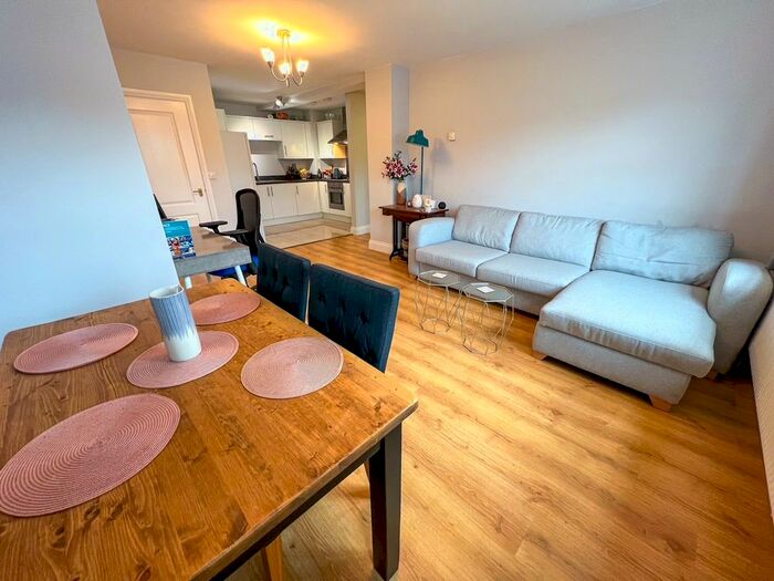 1 Bedroom Flat To Rent In Hidden Close, West Molesey, KT8