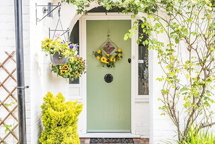 3 Bedroom Chalet For Sale In Cross Way, Havant, PO9