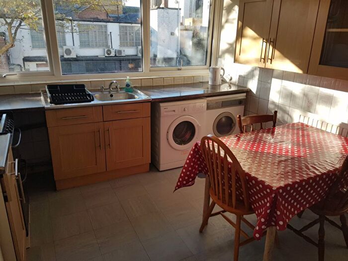 2 Bedroom Detached House To Rent In Leeside Crescent, London, NW11