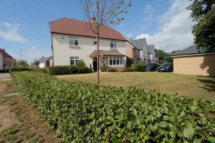 4 Bedroom Detached House To Rent In Christmas Tree Crescent, Hawkwell, SS5