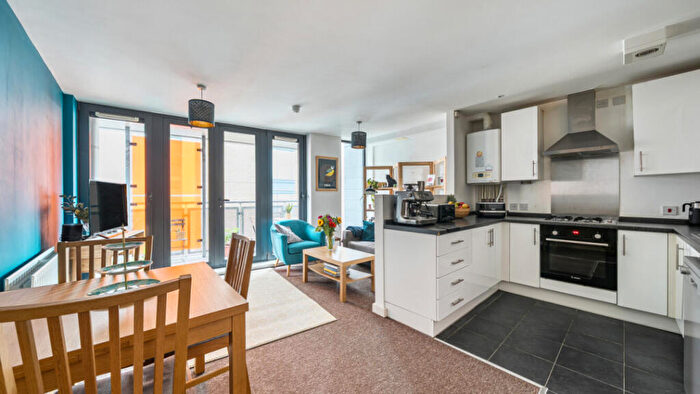 2 Bedroom Flat For Sale In Taylor Place, Bow, E3