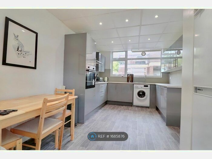 3 Bedroom Flat To Rent In Patio Close, London, SW4