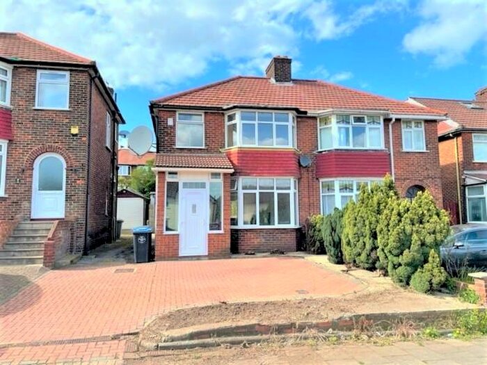 3 Bedroom houses for sale in Manor Close, NW9, Greater London