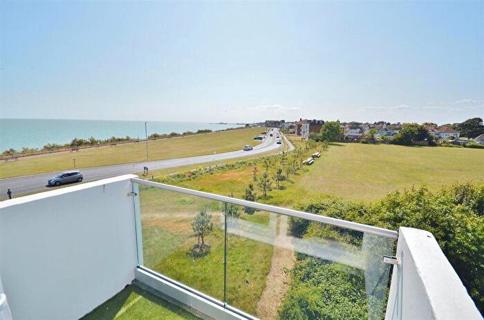 2 Bedroom Flat For Sale In Lyndhaven Court, Lyndhurst Road, Holland-On-Sea, CO15