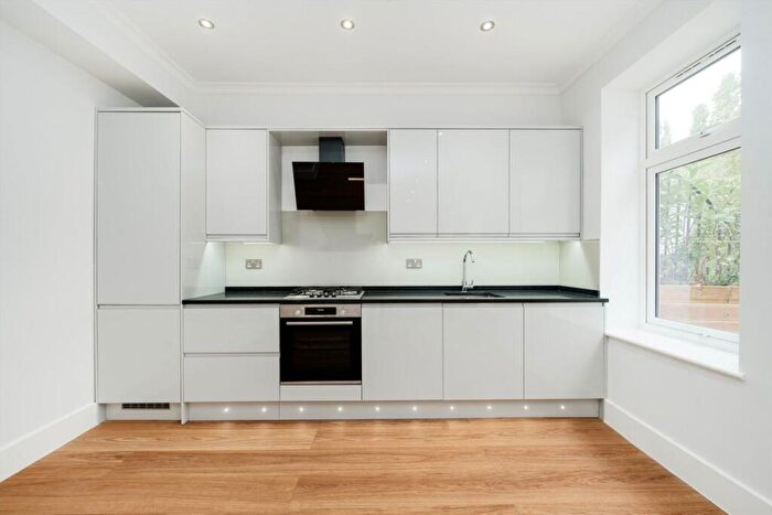 3 Bedroom Flat To Rent In Chatsworth Road, North West London, NW2