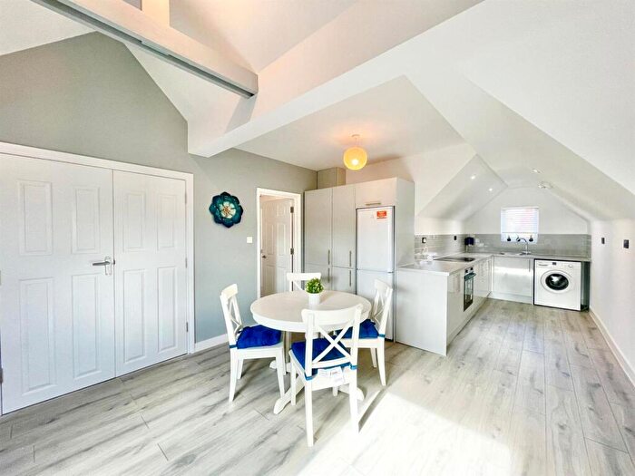 2 Bedroom Flat To Rent In Two Bedroom Split Level Apartment - Higham Hill Road - Walthamstow - - (£, Pcm), E17