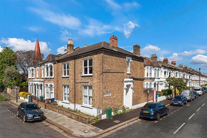 3 Bedroom Apartment To Rent In Hinckley Road, London, SE15