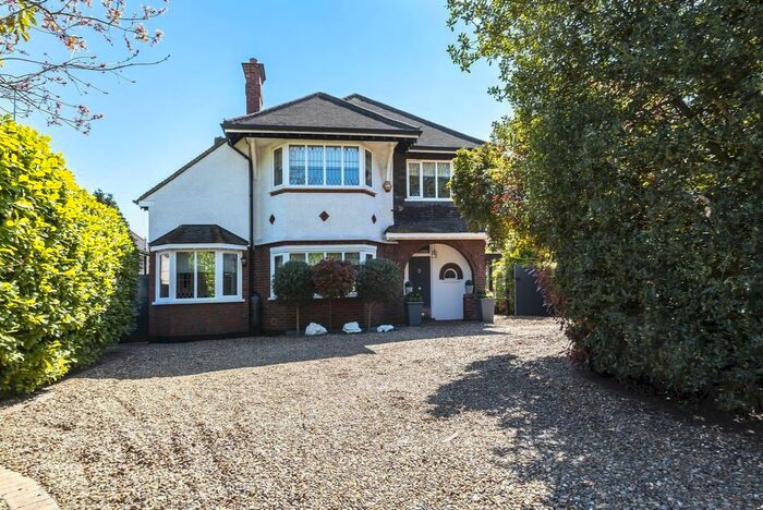 4 Bedroom Detached House To Rent In Oatlands Drive, Weybridge, Surrey, KT13