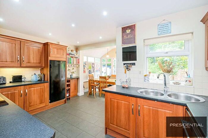 3 Bedroom End Of Terrace House For Sale In Hale End Road, Highams Park, E4